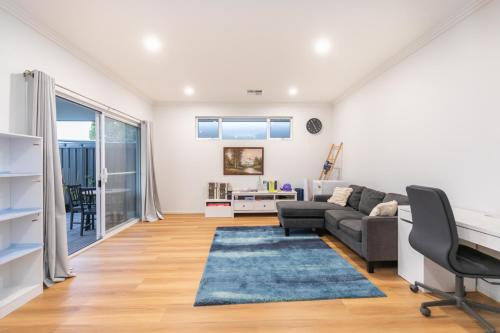Modern Share house, private bedroom with double size bed, 7min to beach