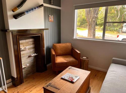 Sunflower House, a cozy cabin at Lake Wentworth