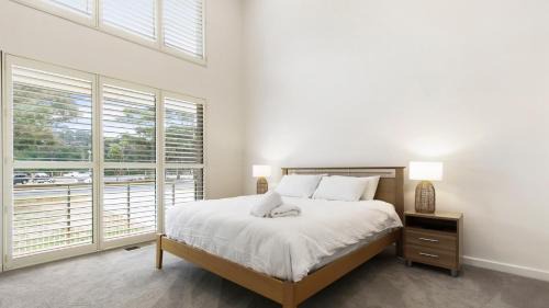 Villa Marina - Modern Waterfront Escape