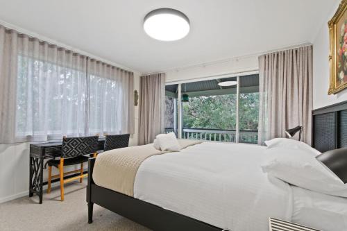 Cliff House Cottage - Modern Metung Retreat